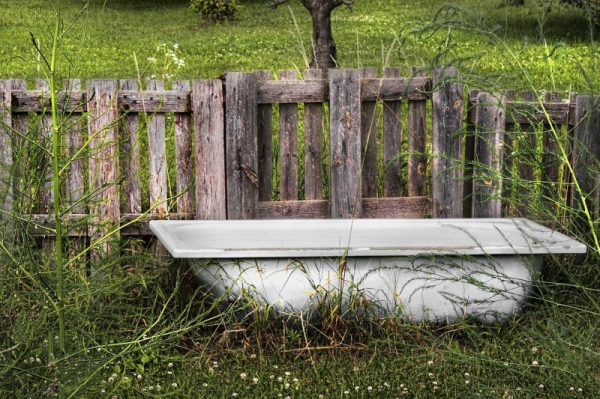 Abandoned bathtub poses traffic hazard on British highway Abandoned bathtub poses traffic hazard on British highway