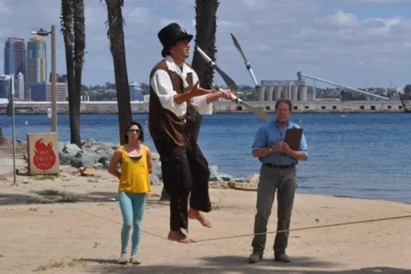 Man walks more than 34 feet on slackline while juggling knives Man walks more than 34 feet on slackline while juggling knives