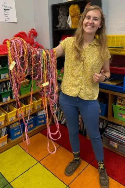 S.C. woman folds 10,000 Starburst wrappers into world's longest chain S.C. woman folds 10,000 Starburst wrappers into world's longest chain