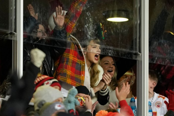 Travis Kelce, Jason Kelce's mom competes on 'Price Is Right'