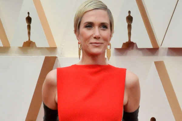 Kristen Wiig, Ryan Gosling to guest host 'SNL' in April Kristen Wiig, Ryan Gosling to guest host 'SNL' in April