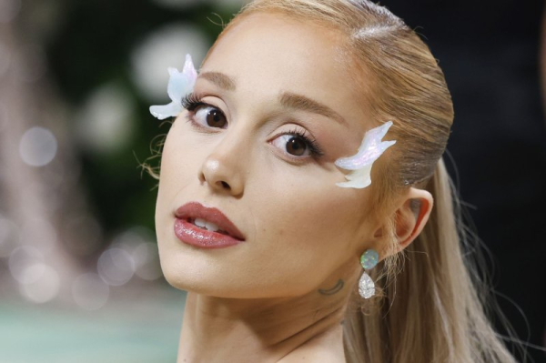 Ariana Grande, Dana Carvey channel Jennifer Coolidge on 'SNL' Ariana Grande, Dana Carvey channel Jennifer Coolidge on 'SNL'
