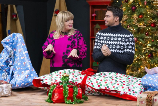 Jonathan Bennett: 'Finding Mr. Christmas' a 'no-brainer' for Hallmark Jonathan Bennett: 'Finding Mr. Christmas' a 'no-brainer' for Hallmark