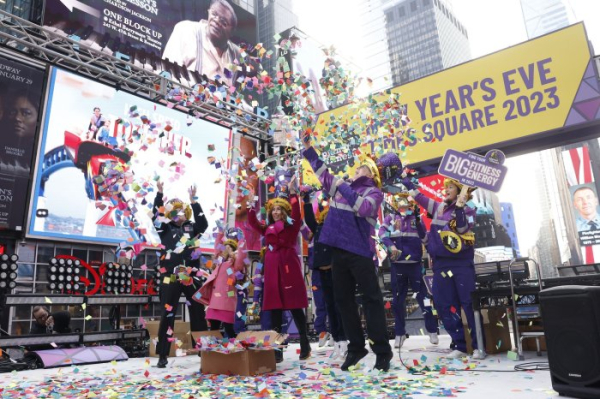Jeannie Mai, Rob Gronkowski to help host 'New Year's Rockin' Eve' broadcast