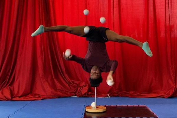 Circus performer juggles while doing headstand to set world record Circus performer juggles while doing headstand to set world record