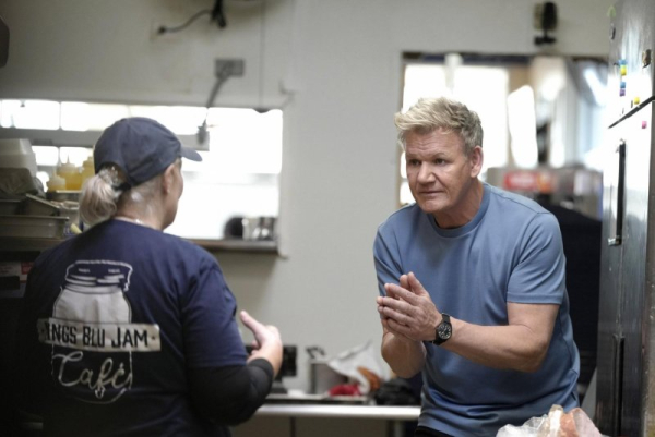 Gordon Ramsay checks on sick customer in new 'Kitchen Nightmares'