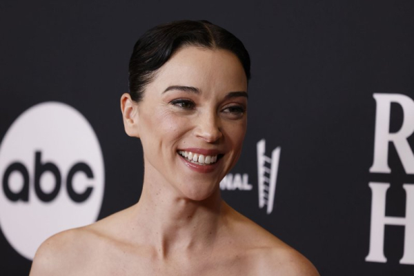 St. Vincent performs 'Violent Times' on 'The Late Show'