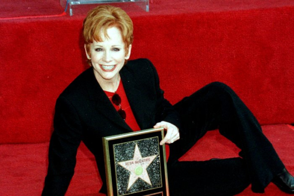 Reba McEntire tells Seth Meyers that 'The Voice' judges are 'nice people'
