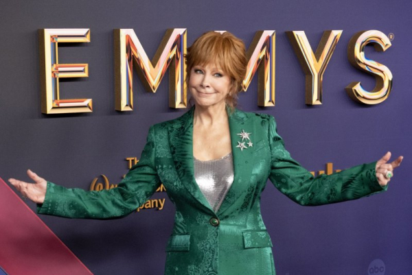 Reba McEntire tells Seth Meyers that 'The Voice' judges are 'nice people'