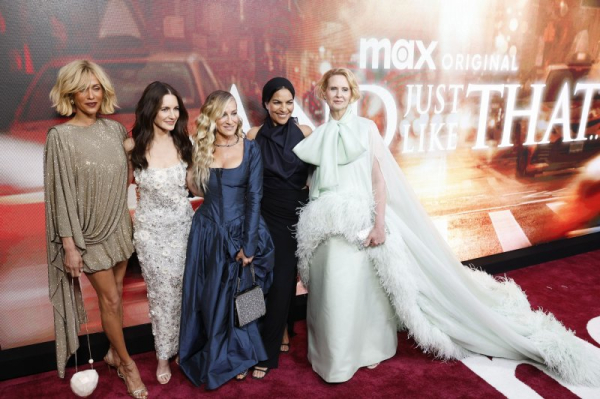 Sarah Jessica Parker dazzles at 'Just Like That' Season 3 photo call