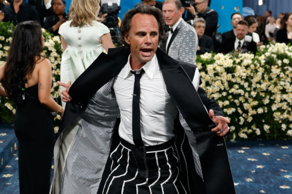 'White Lotus' stars Walton Goggins, Sam Rockwell reunite for 'SNL' musical sketch