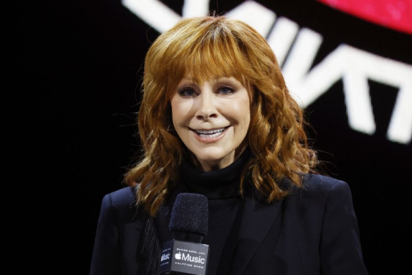 Reba McEntire to host Rockefeller Center Christmas special