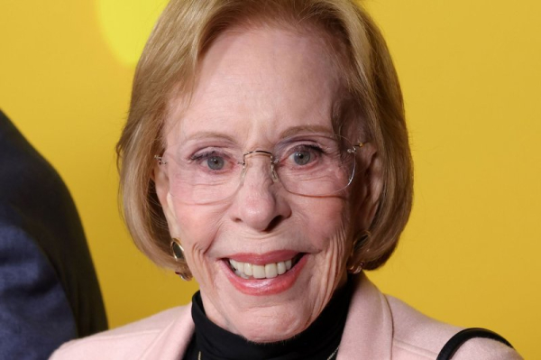 Carol Burnett recalls climbing the Hollywood sign as a kid on 'Kimmel'