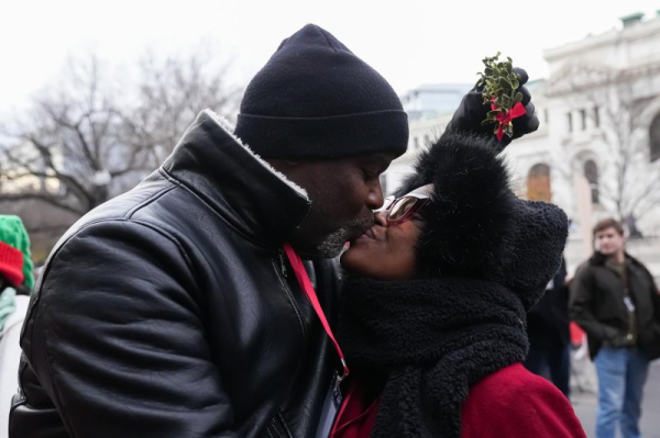 1,435 couples kiss under mistletoe to break world record