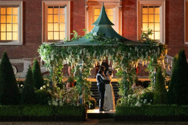 Yerin Ha, Luke Thompson dance at masquerade ball in 'Bridgerton' S4