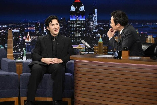 'Heated Rivalry' star Hudson Williams makes 'Tonight' debut