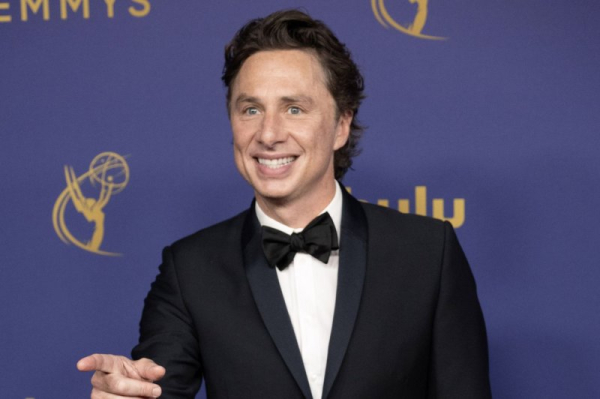 Zach Braff mentors new interns on 'Scrubs' revival