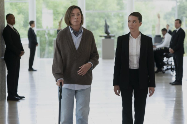 Nicole Brydon Bloom: Jane's obsessed with Sinatra in 'Paradise' S2