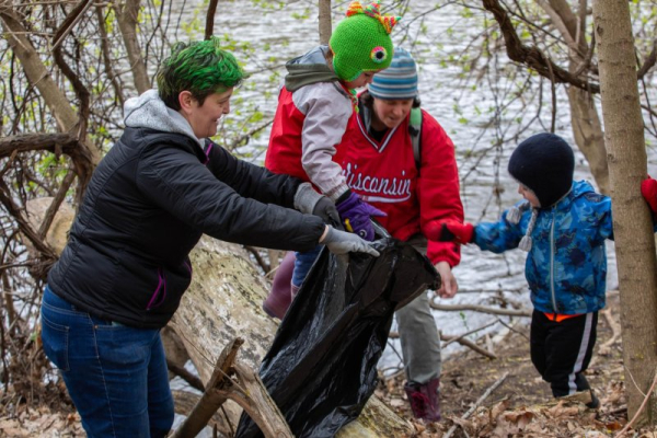 2,082 participate in Wisconsin clean-up project, break world record