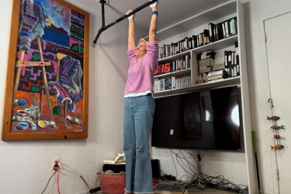 90-year-old athlete holds dead hang position for nearly 3 minutes