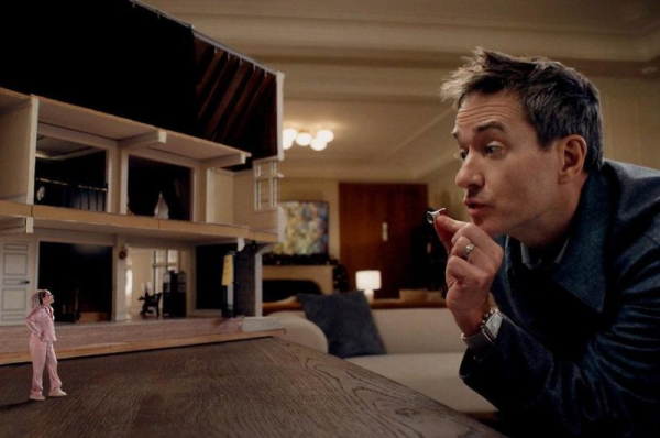 Elizabeth Banks: 'Miniature Wife' has 'War of the Roses' vibes